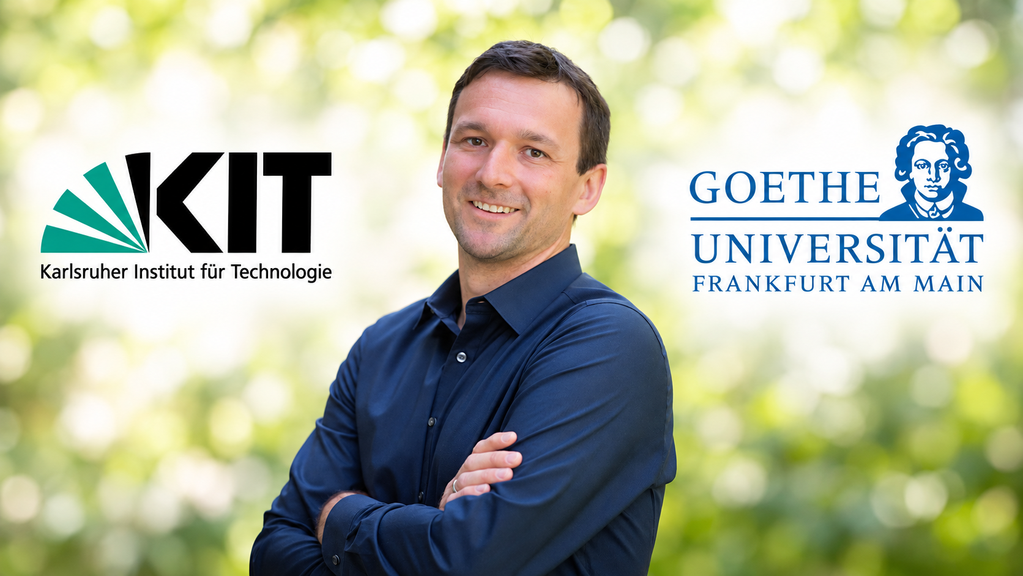 "Johannes Brumm zwischen den Logos von KIT und Goethe-Universität."